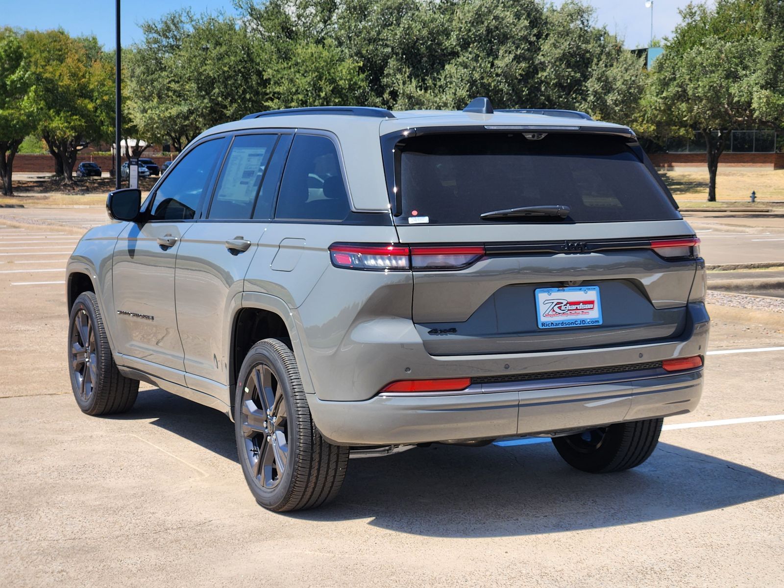 New 2027 Sting-Gray Jeep Limited Reserve image 4