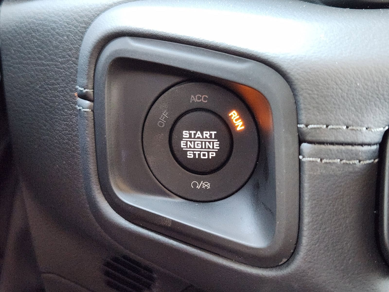 New 2026 Granite Crystal Jeep SAHARA 4X4 image 29