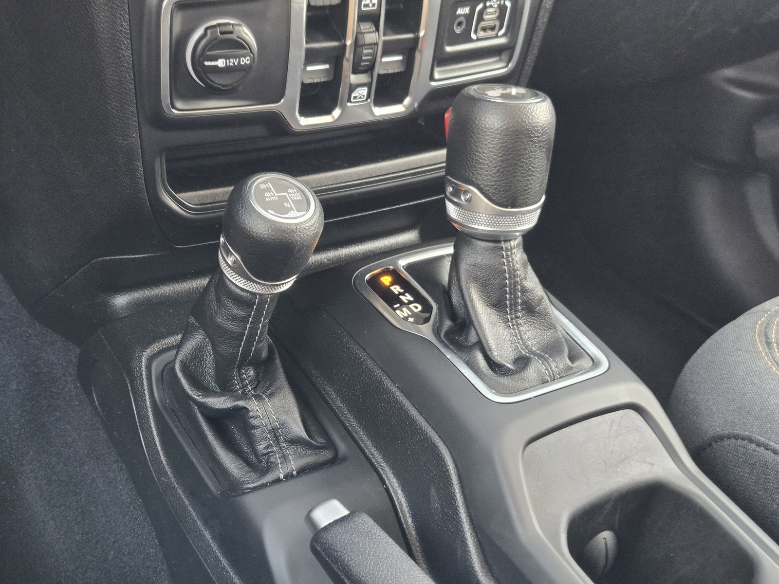 Used 2025 Granite Crystal Jeep Sahara image 25