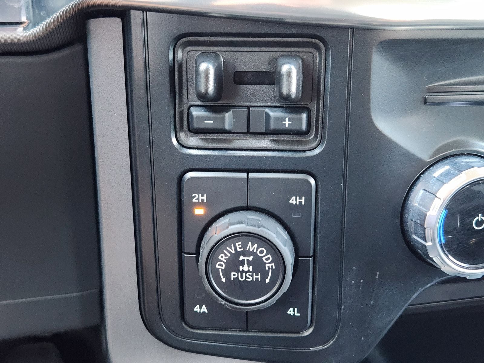 Used 2025 Space White Metallic Ford Lariat image 29