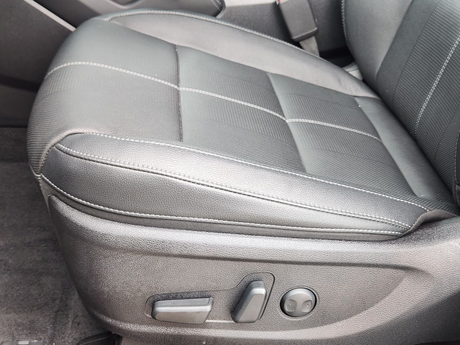 Used 2025 Ebony Black Kia EX image 32