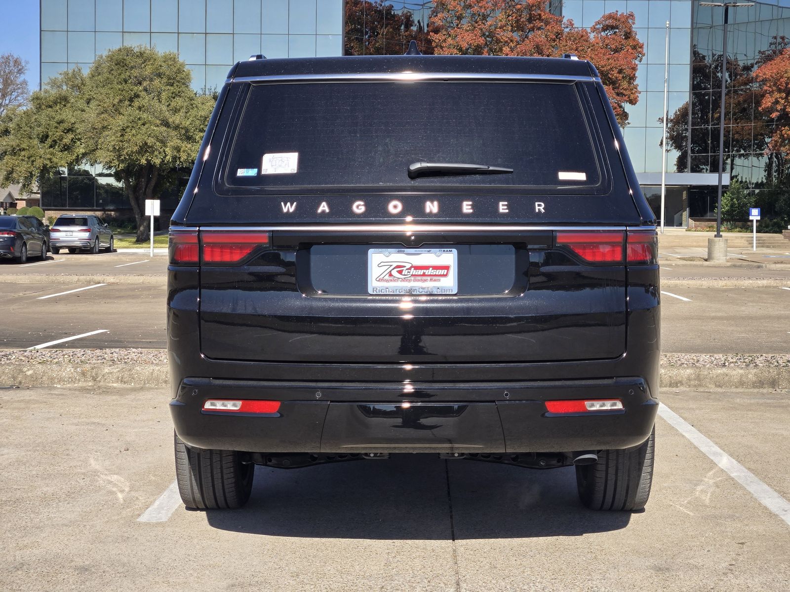 New 2025 Diamond Black Crystal Pearlcoat Jeep L LIMITED 4X4 image 5