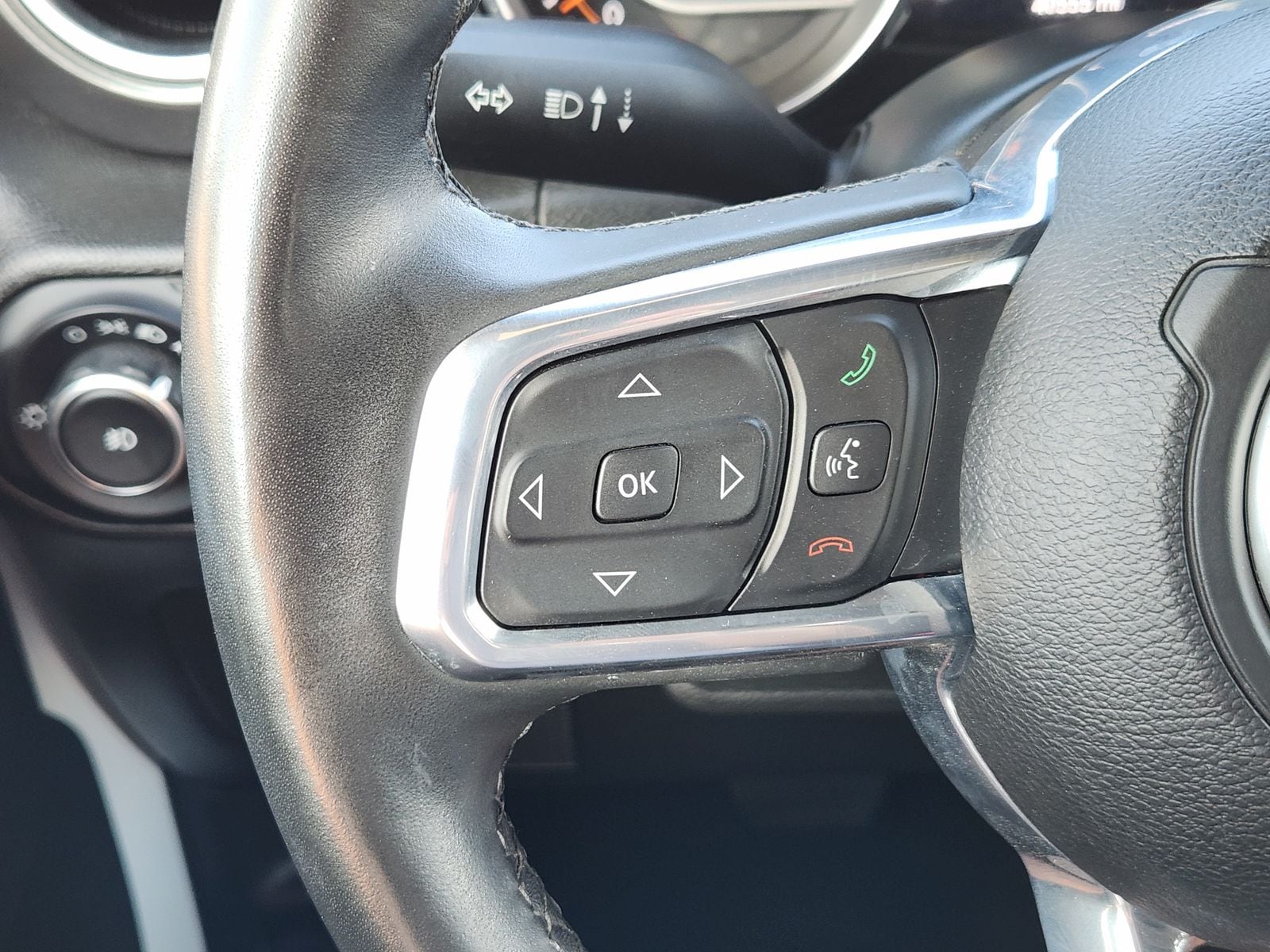 Used 2022 Bright White Jeep Unlimited Sahara image 36