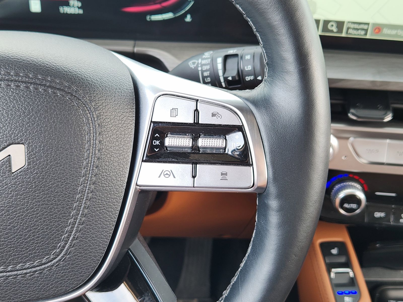 Used 2025 Glacial White Pearl Kia EX image 41