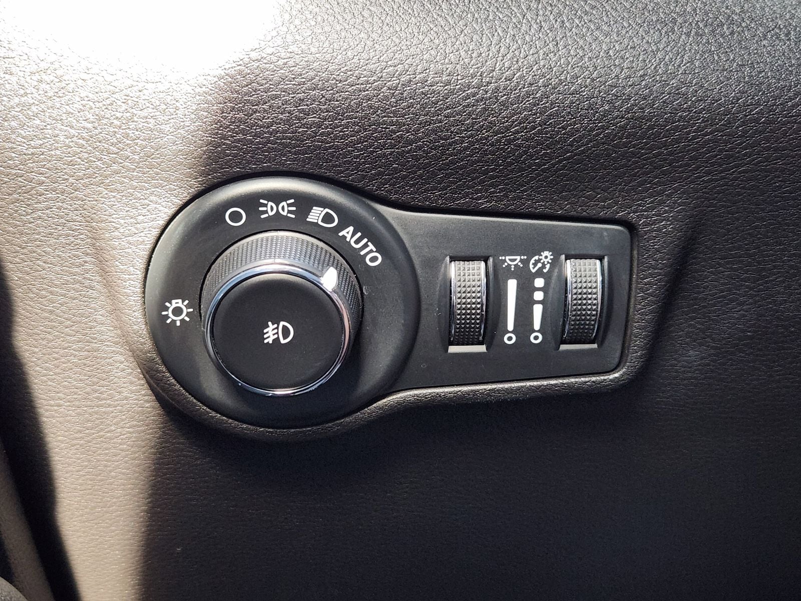 Used 2024 Bright White Jeep Latitude Lux image 31