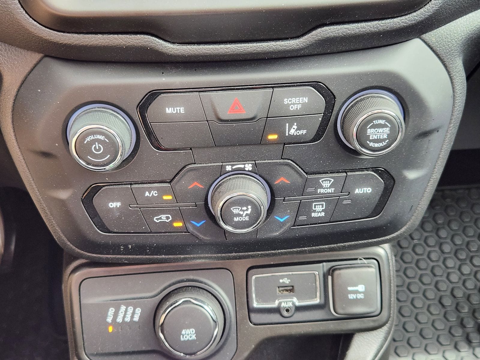 Used 2023 Solar Yellow Jeep Latitude image 27