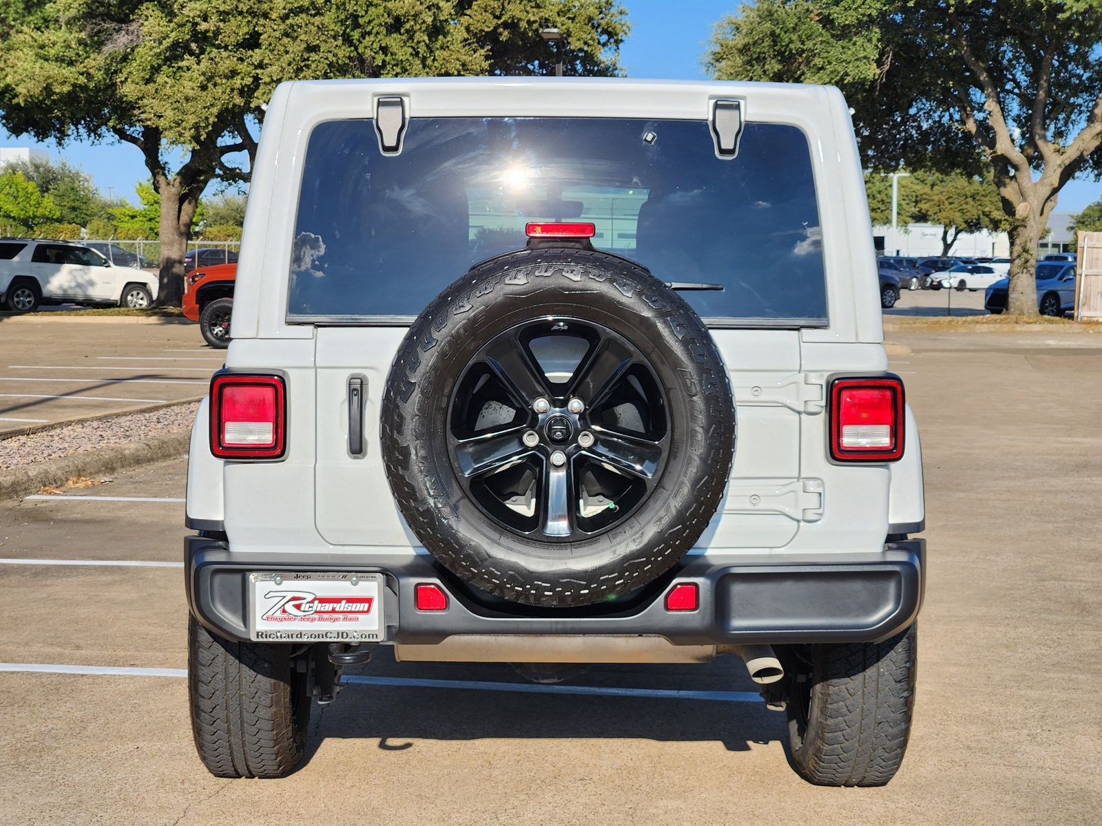 Used 2022 Bright White Jeep Unlimited Sahara image 5