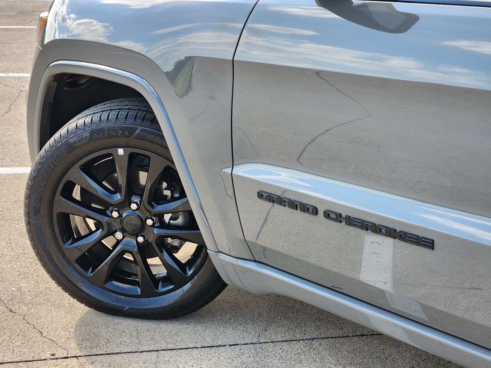 Used 2020 Sting-Gray Clearcoat Jeep Laredo image 17