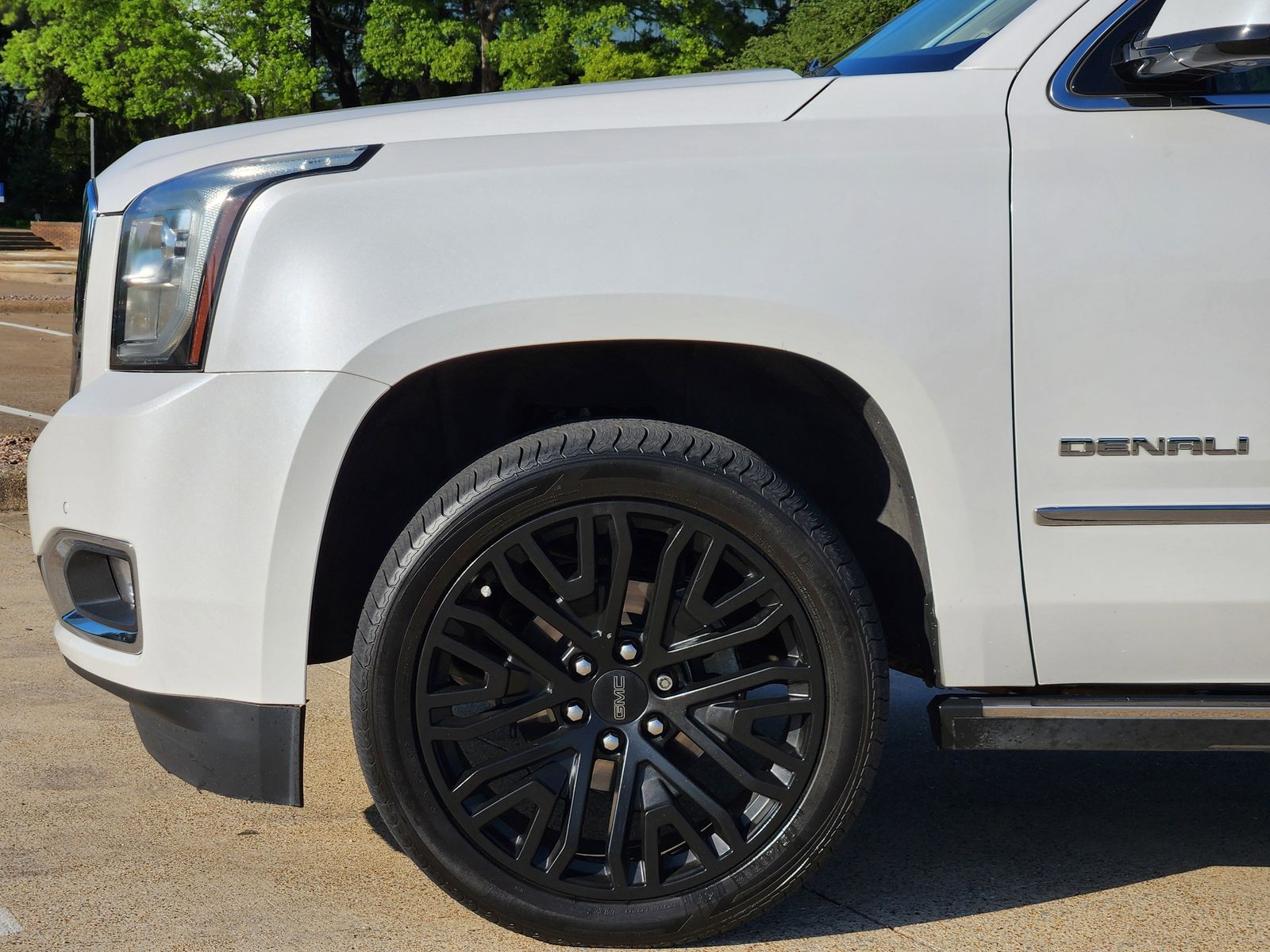 Used 2019 White Frost Tricoat GMC Denali image 8