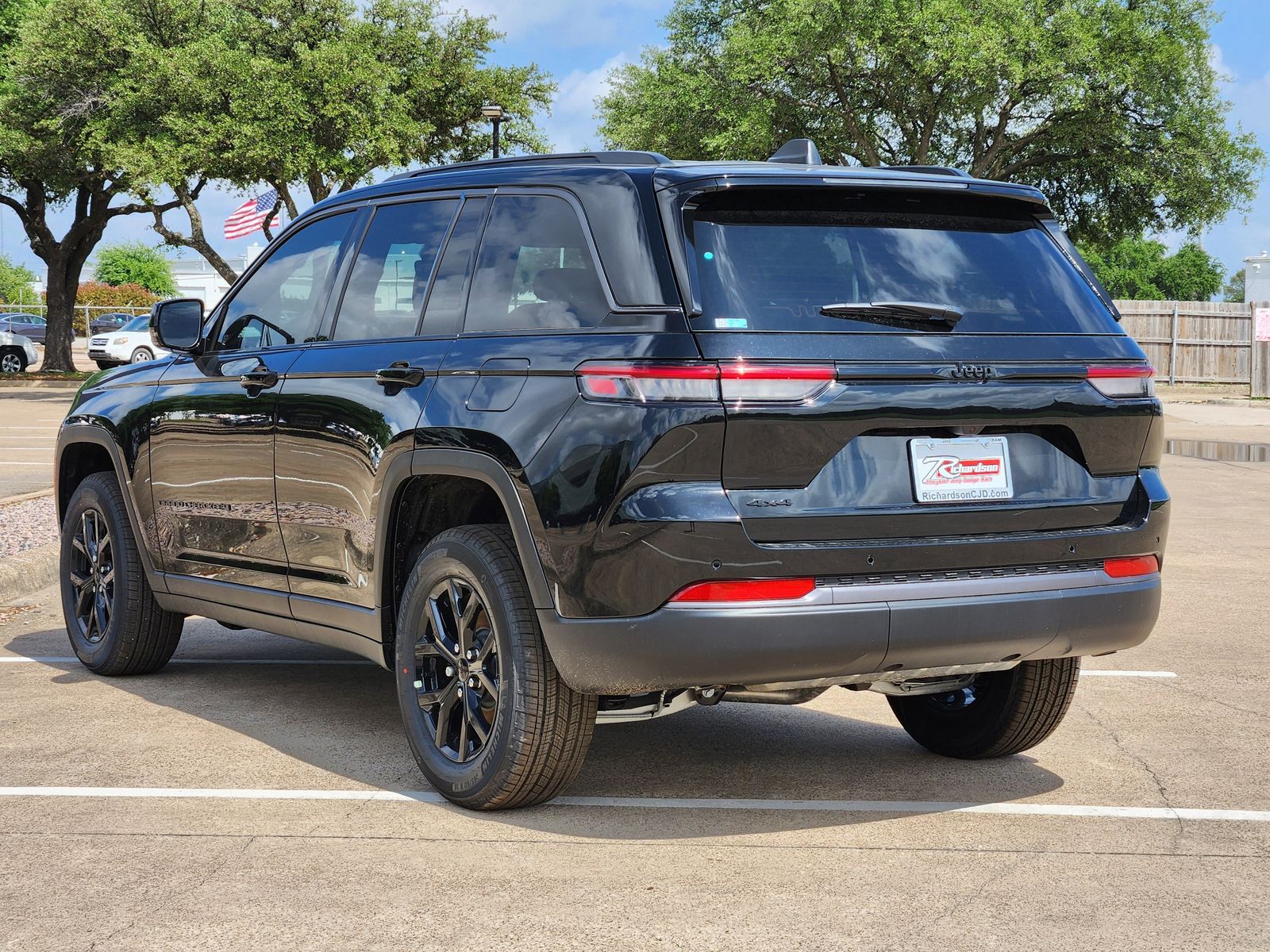 New 2026 Diamond Black Crystal Pearlcoat Jeep LAREDO ALTITUDE 4X4 image 4