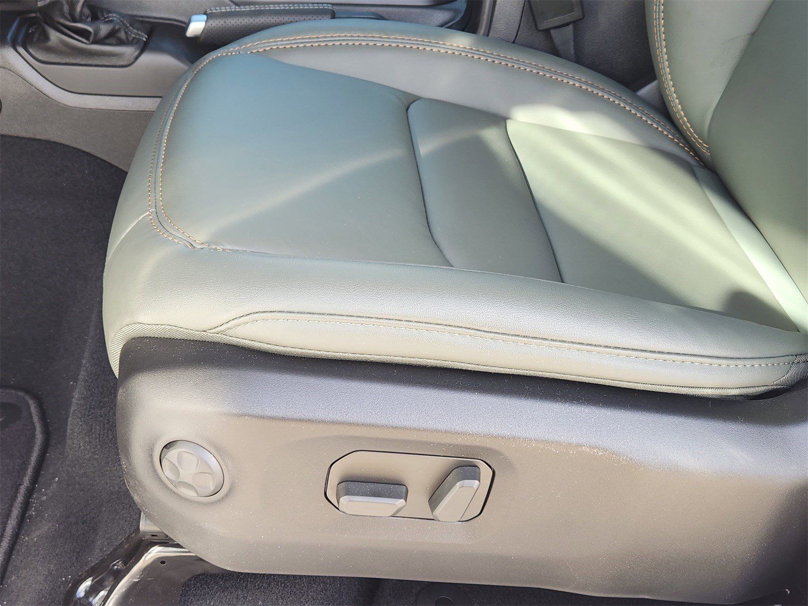 New 2026 Bright White Jeep MOJAVE 4X4 image 28