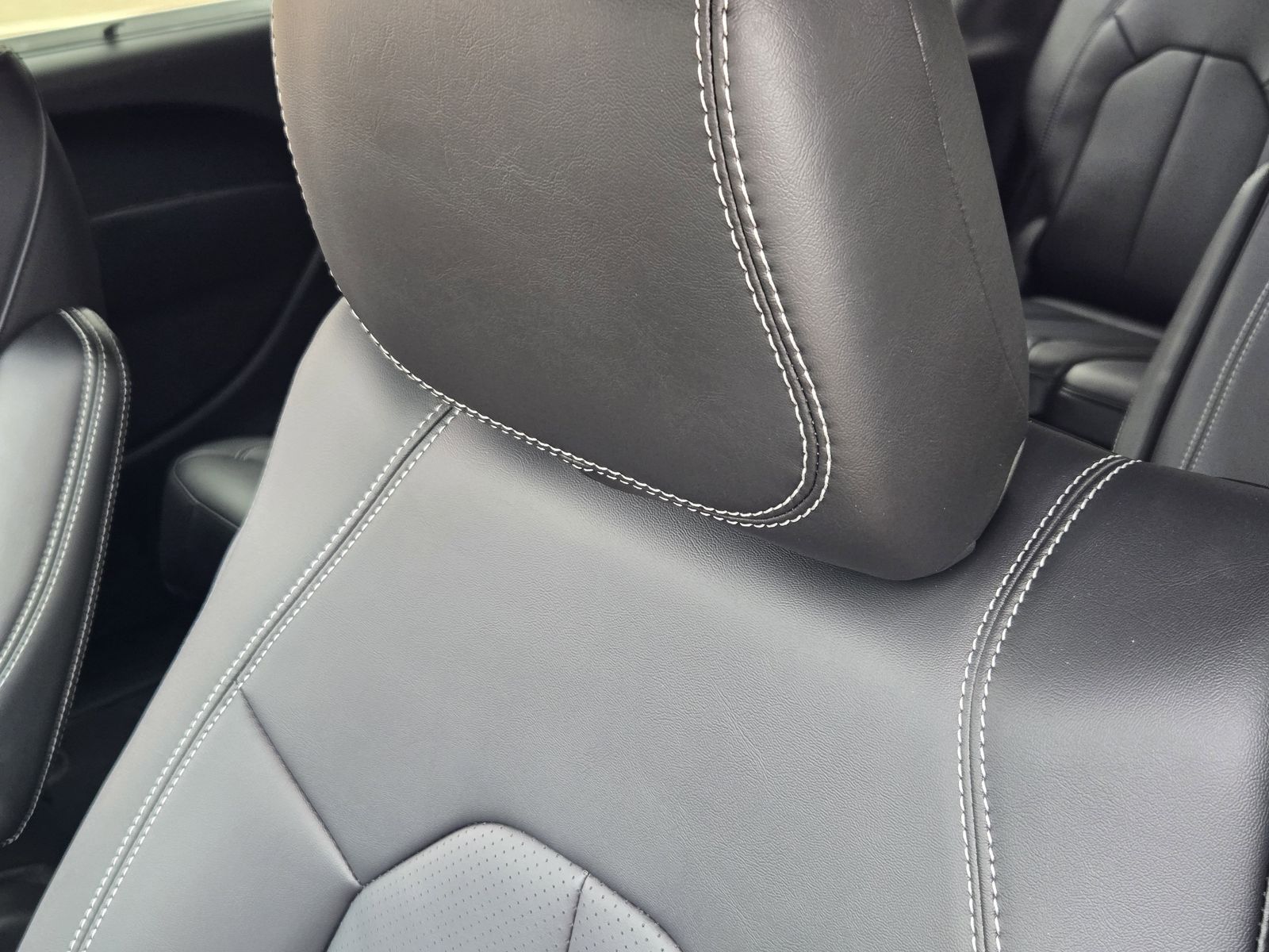 New 2026 Diamond Black Crystal Pearlcoat Chrysler SELECT AWD image 15