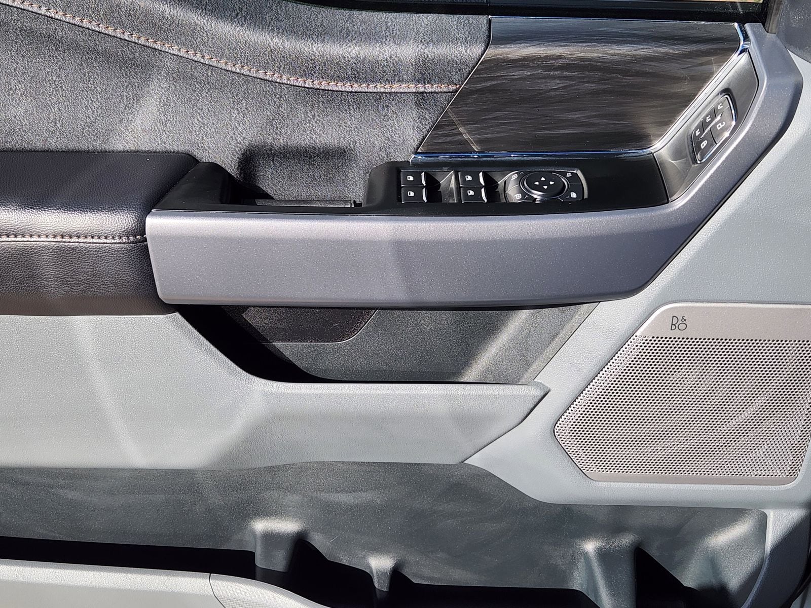 Used 2025 Space White Metallic Ford Lariat image 32