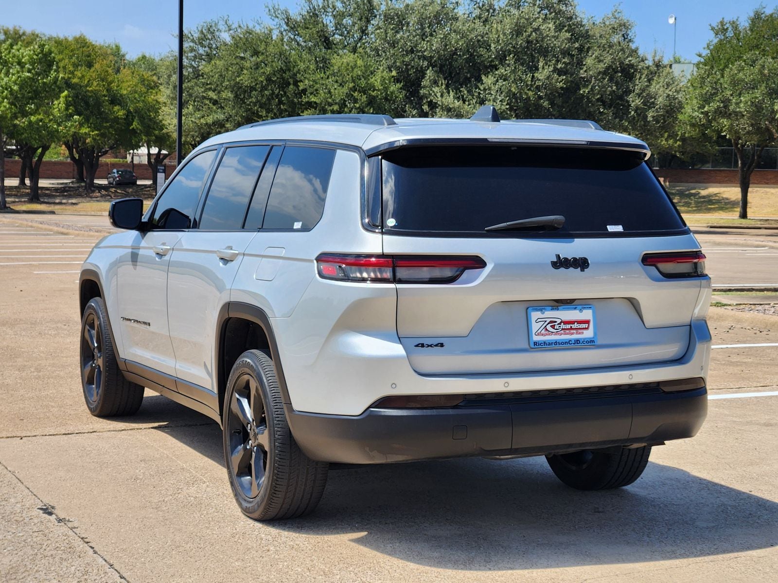 Used 2024 Silver Zynith Jeep Laredo image 4