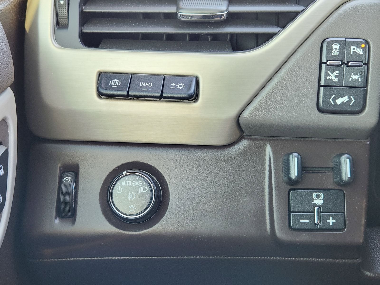 Used 2019 White Frost Tricoat GMC Denali image 30