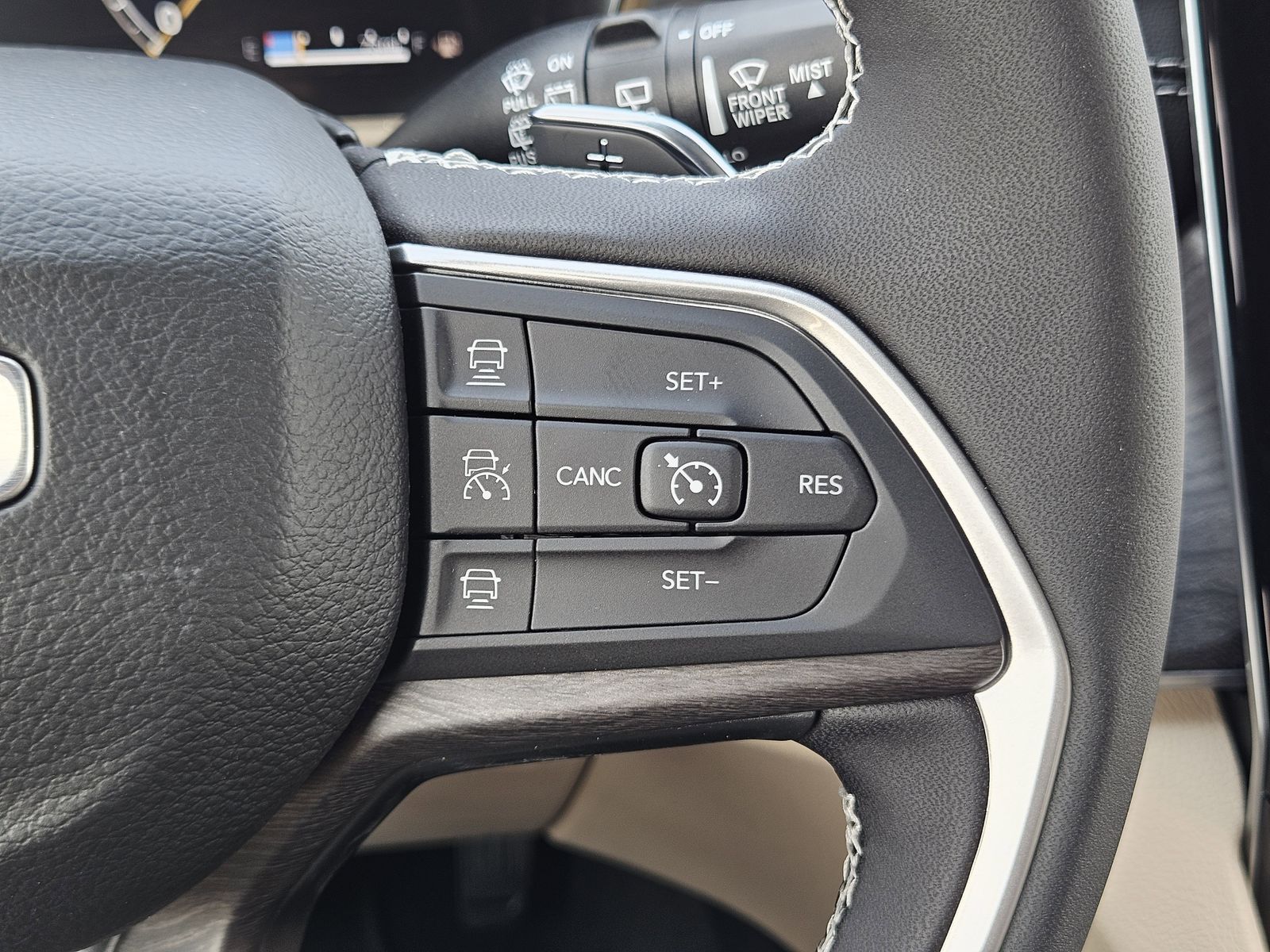 New 2025 Bright White Jeep L LIMITED 4X4 image 29