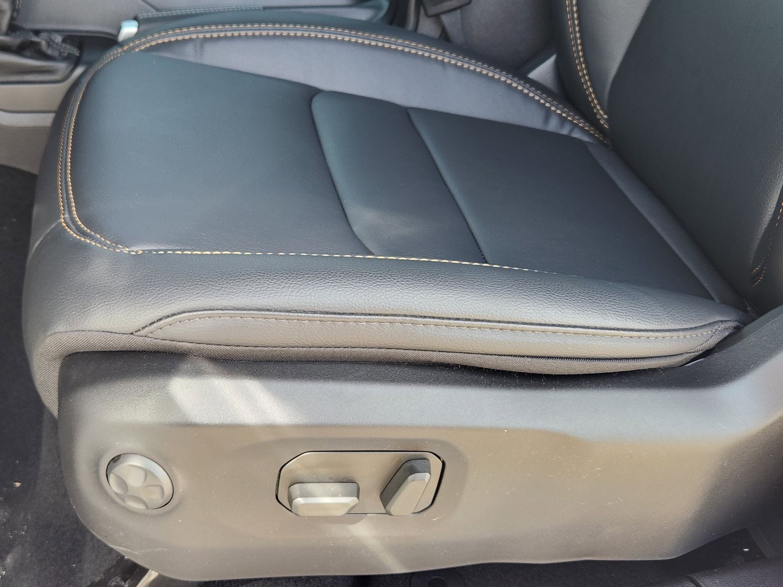 New 2026 Bright White Jeep 4-DOOR SAHARA image 33