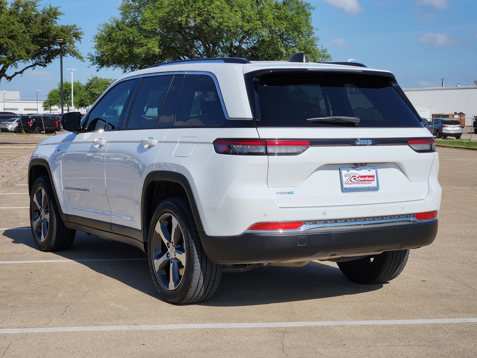 Used 2024 Bright White Jeep Base image 4