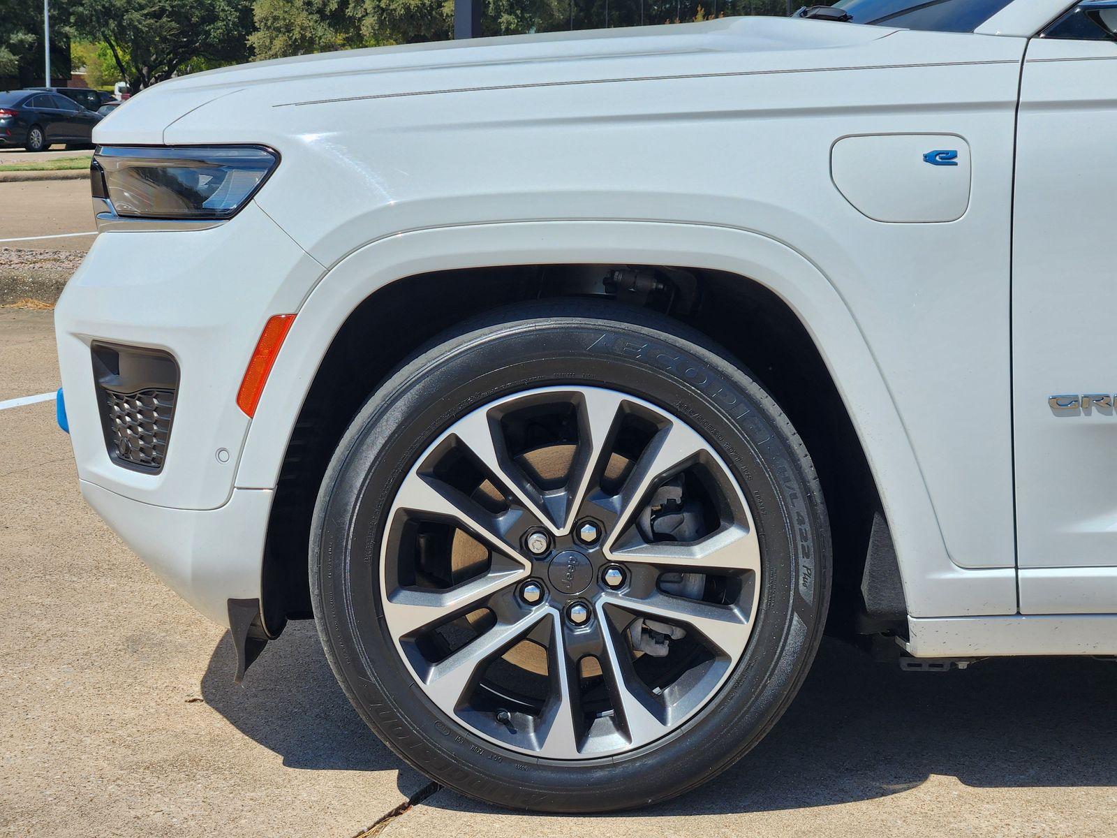 Used 2022 Bright White Jeep Overland image 8