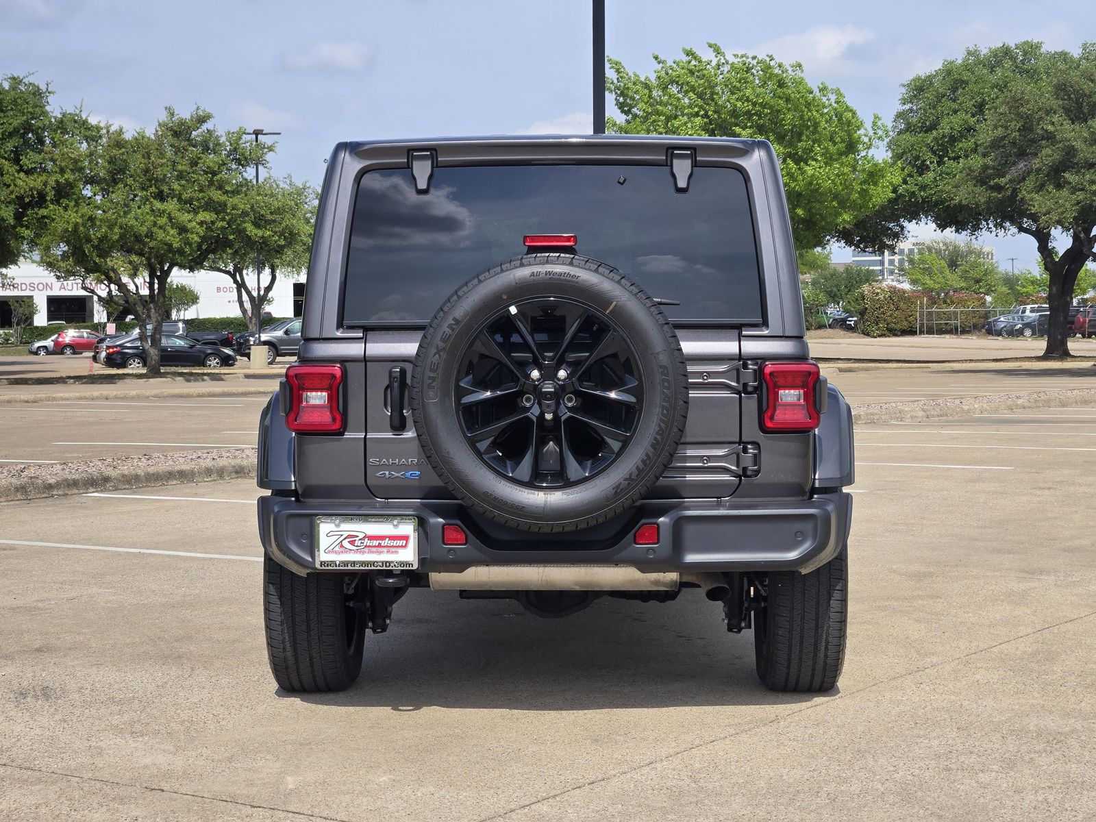Used 2025 Granite Crystal Jeep Sahara image 6