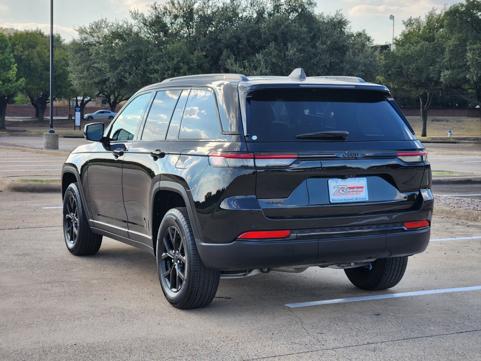 Used 2025 Diamond Black Crystal Pearlcoat Jeep Laredo image 4