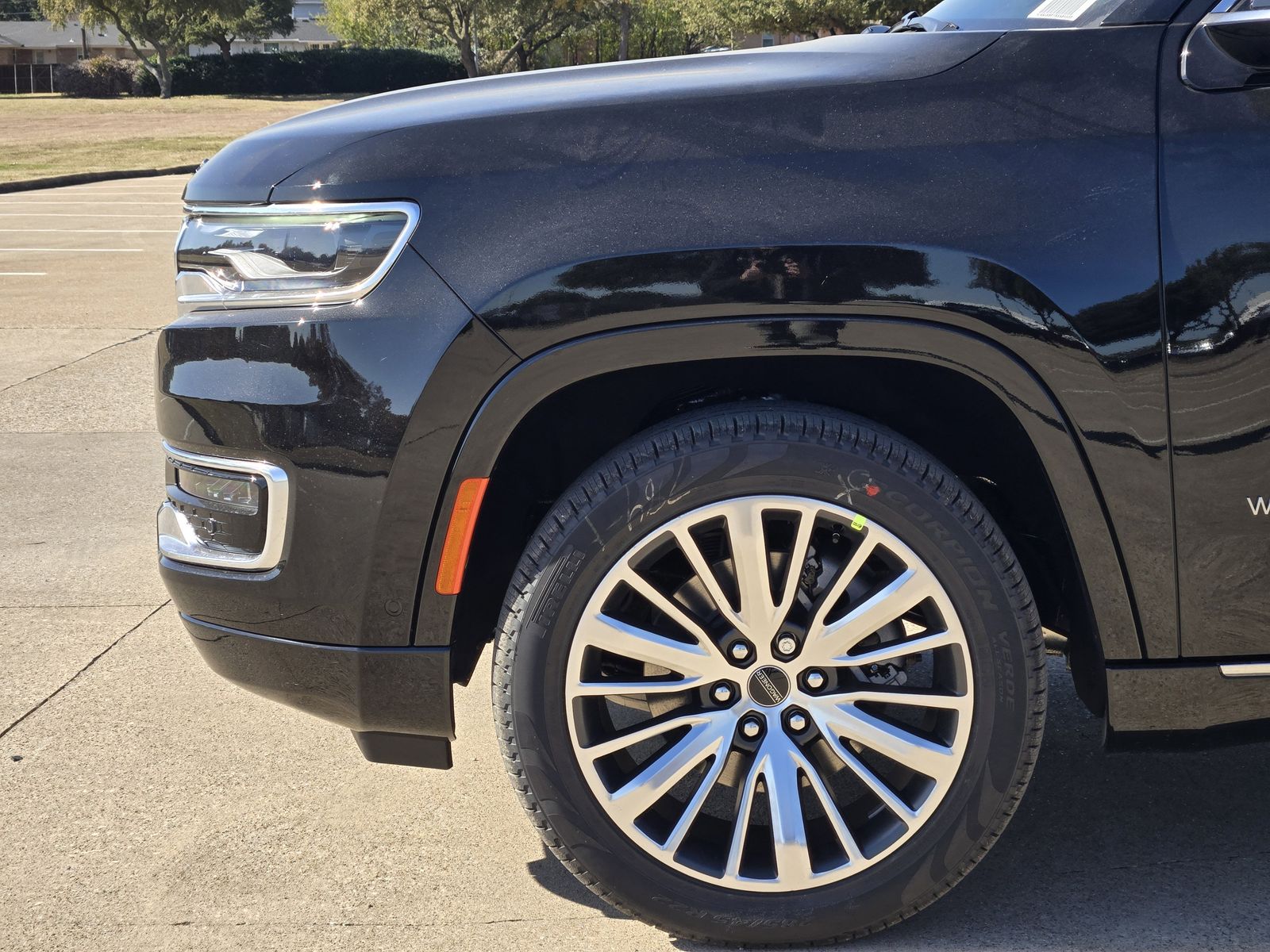 New 2025 Diamond Black Crystal Pearlcoat Jeep L LIMITED 4X4 image 9