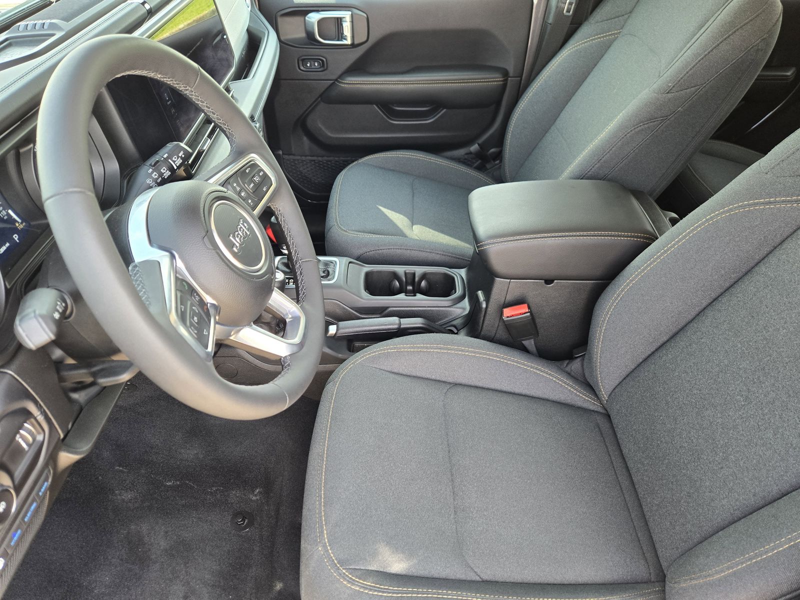 Used 2025 Granite Crystal Jeep Sahara image 16