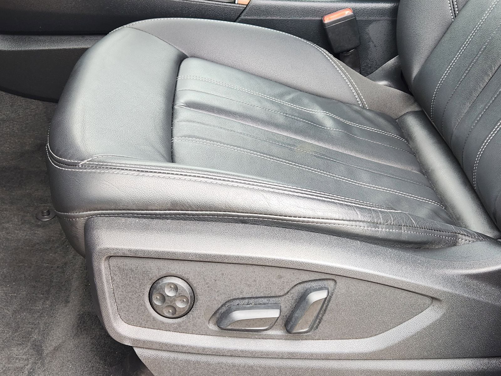 Used 2023 Florett Silver Audi 45 S line Premium image 32