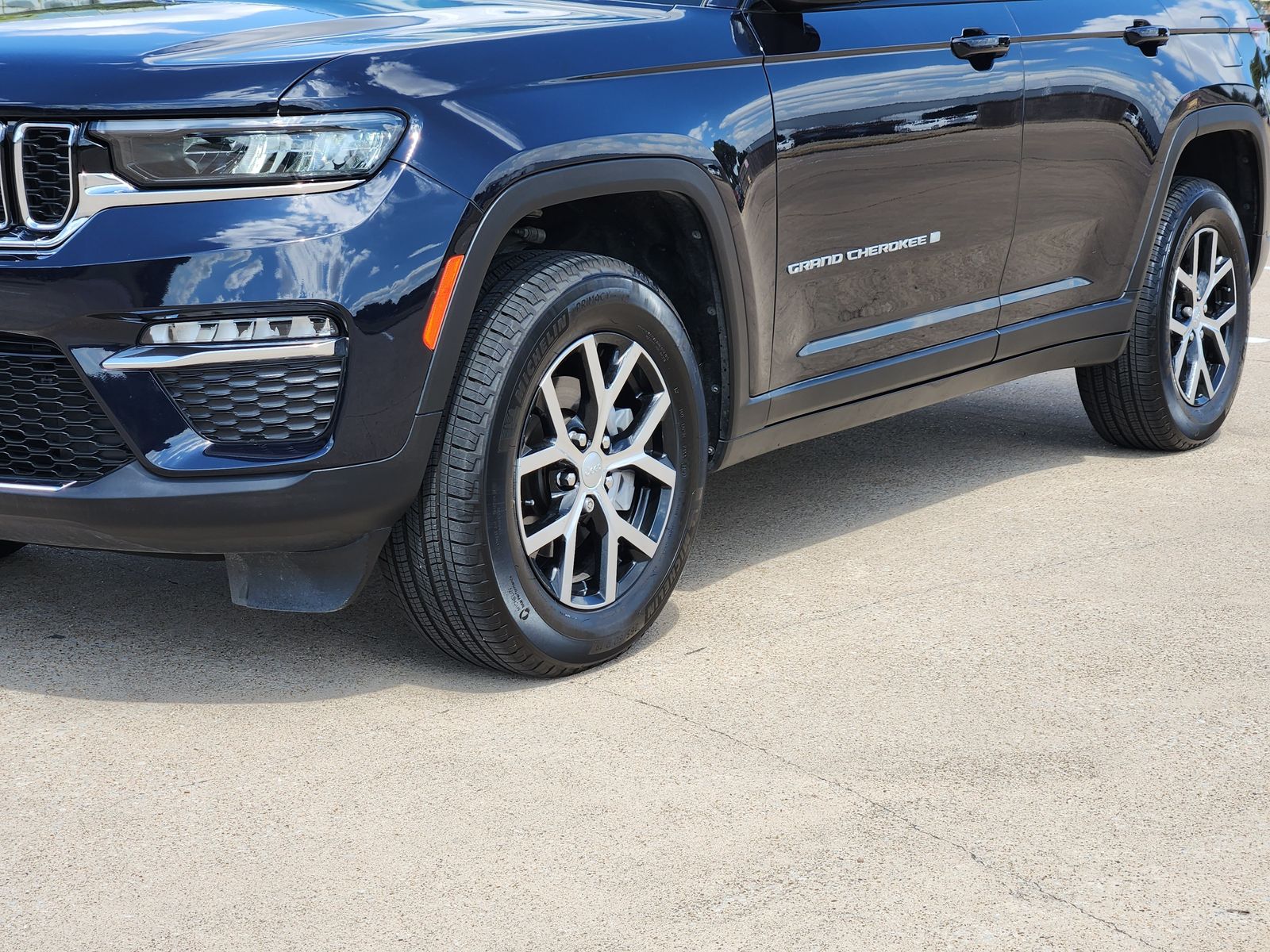 Used 2024 Midnight Sky Jeep Limited image 12