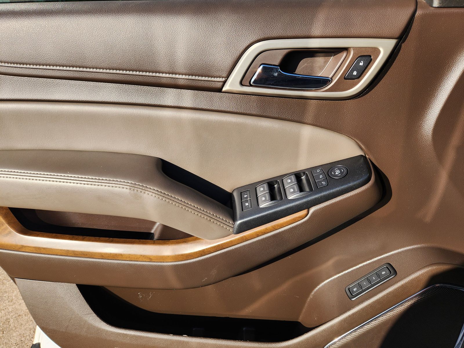 Used 2019 White Frost Tricoat GMC Denali image 31