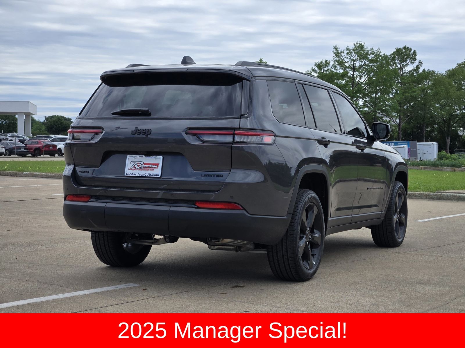 New 2025 Baltic Gray Jeep L LIMITED 4X4 image 6