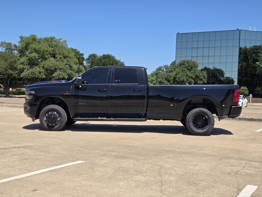 New 2026 Ram 3500 LARAMIE CREW CAB 4X4 8' BOX Pickup