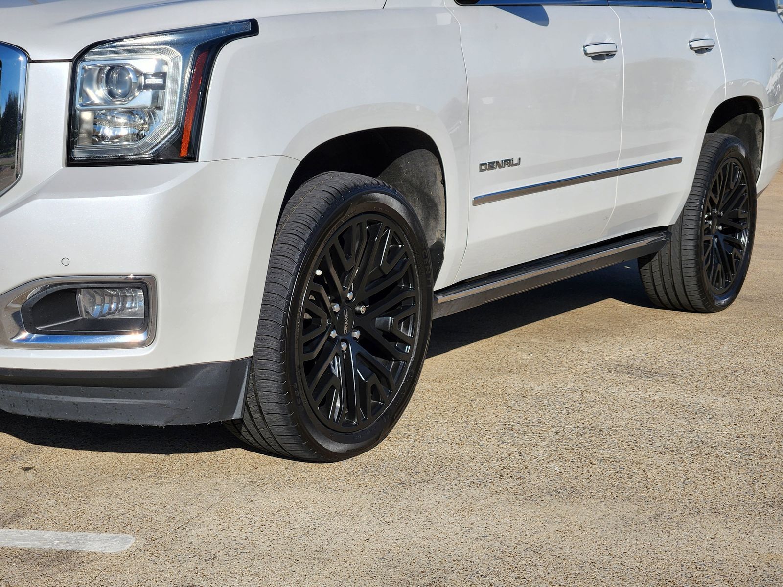 Used 2019 White Frost Tricoat GMC Denali image 12
