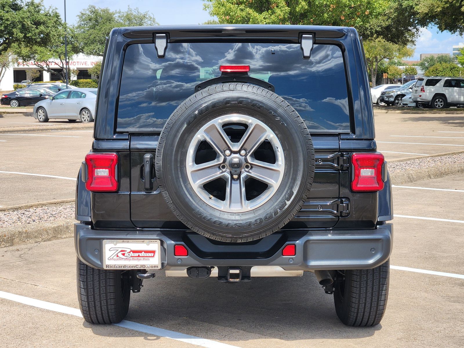 Used 2022 Black Jeep Unlimited Sahara image 5