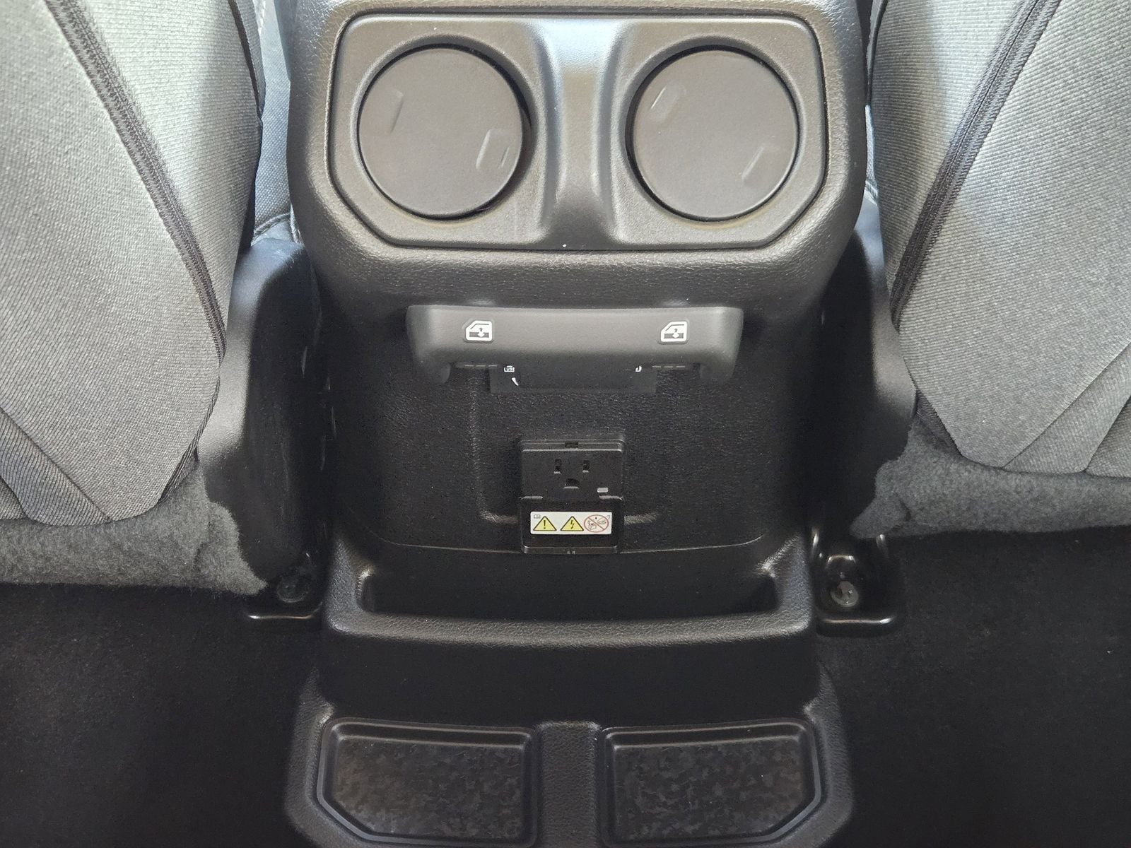 Used 2025 Granite Crystal Jeep Sahara image 39