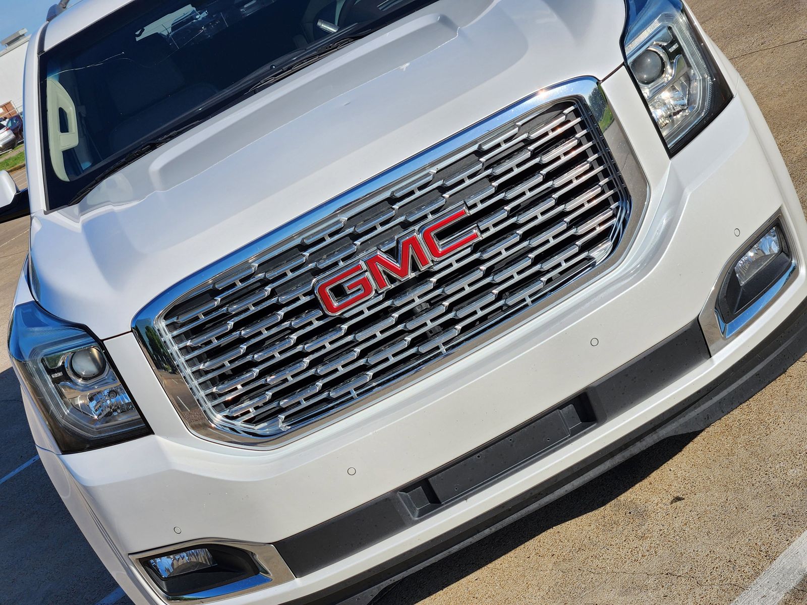 Used 2019 White Frost Tricoat GMC Denali image 14