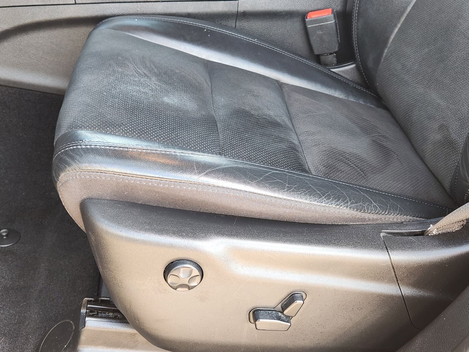 Used 2020 Sting-Gray Clearcoat Jeep Laredo image 33