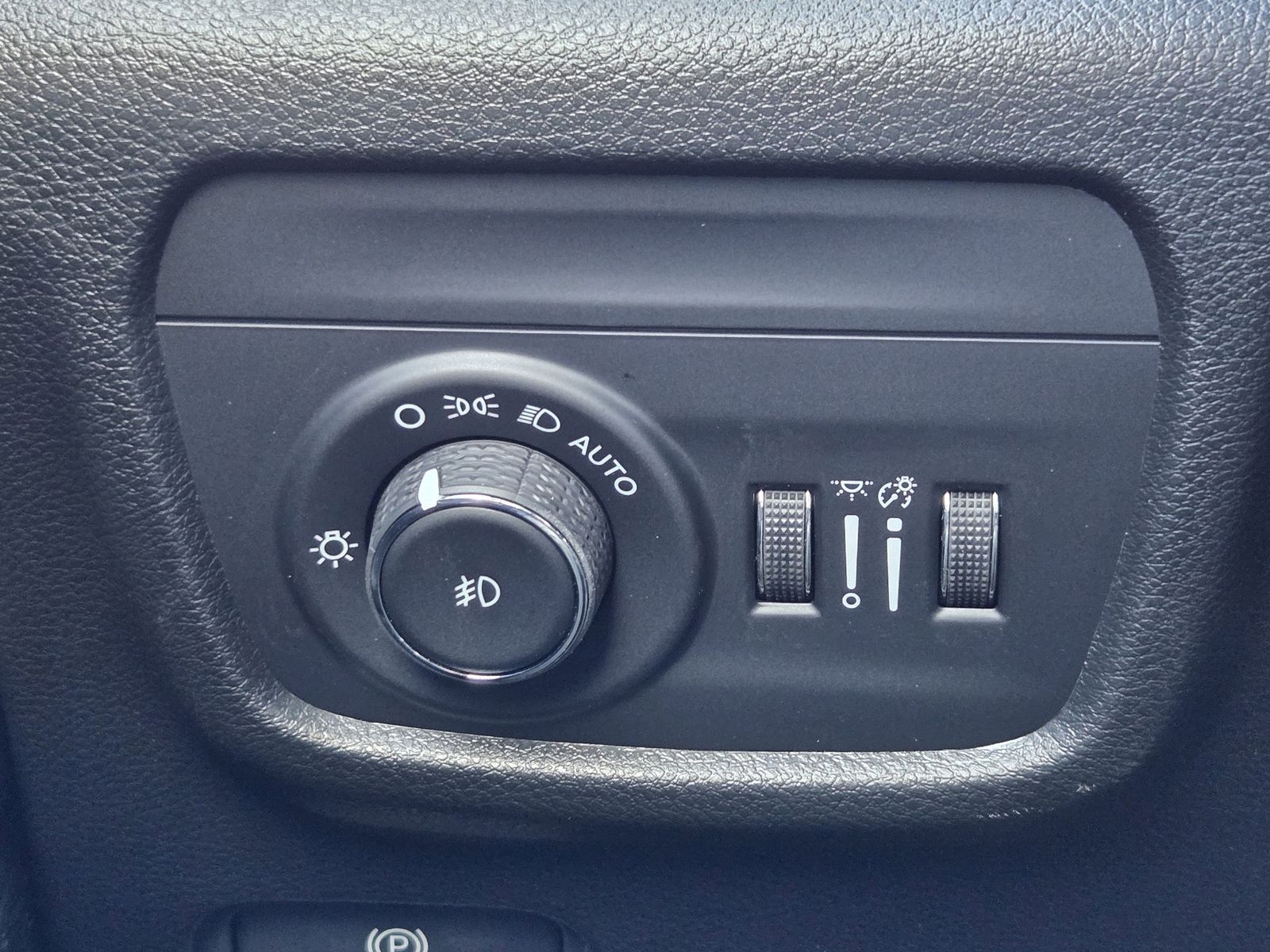 New 2025 Diamond Black Crystal Pearlcoat Jeep L LIMITED 4X4 image 22