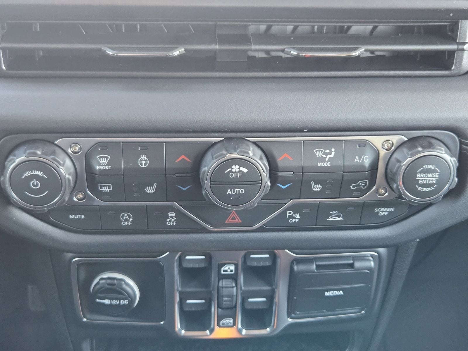 New 2026 Bright White Jeep 4-DOOR SAHARA image 19