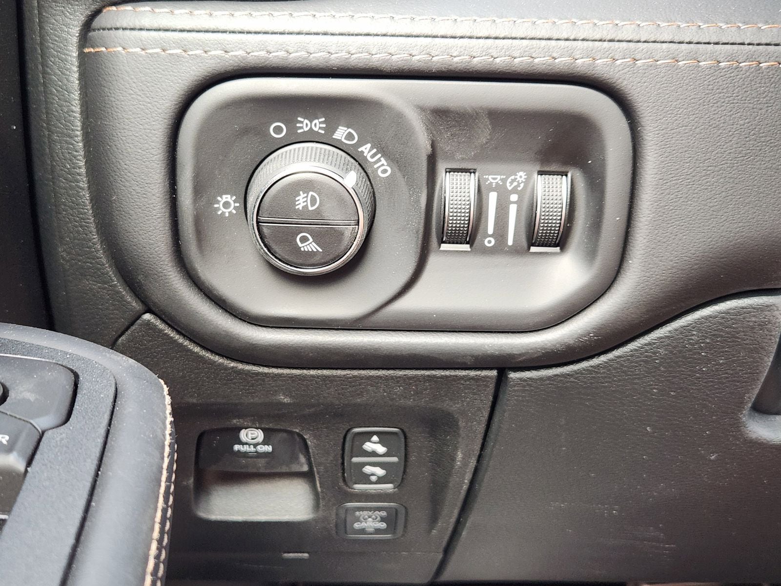 New 2026 Diamond Black Crystal Pearlcoat Ram TUNGSTEN CREW CAB 4X4 image 33