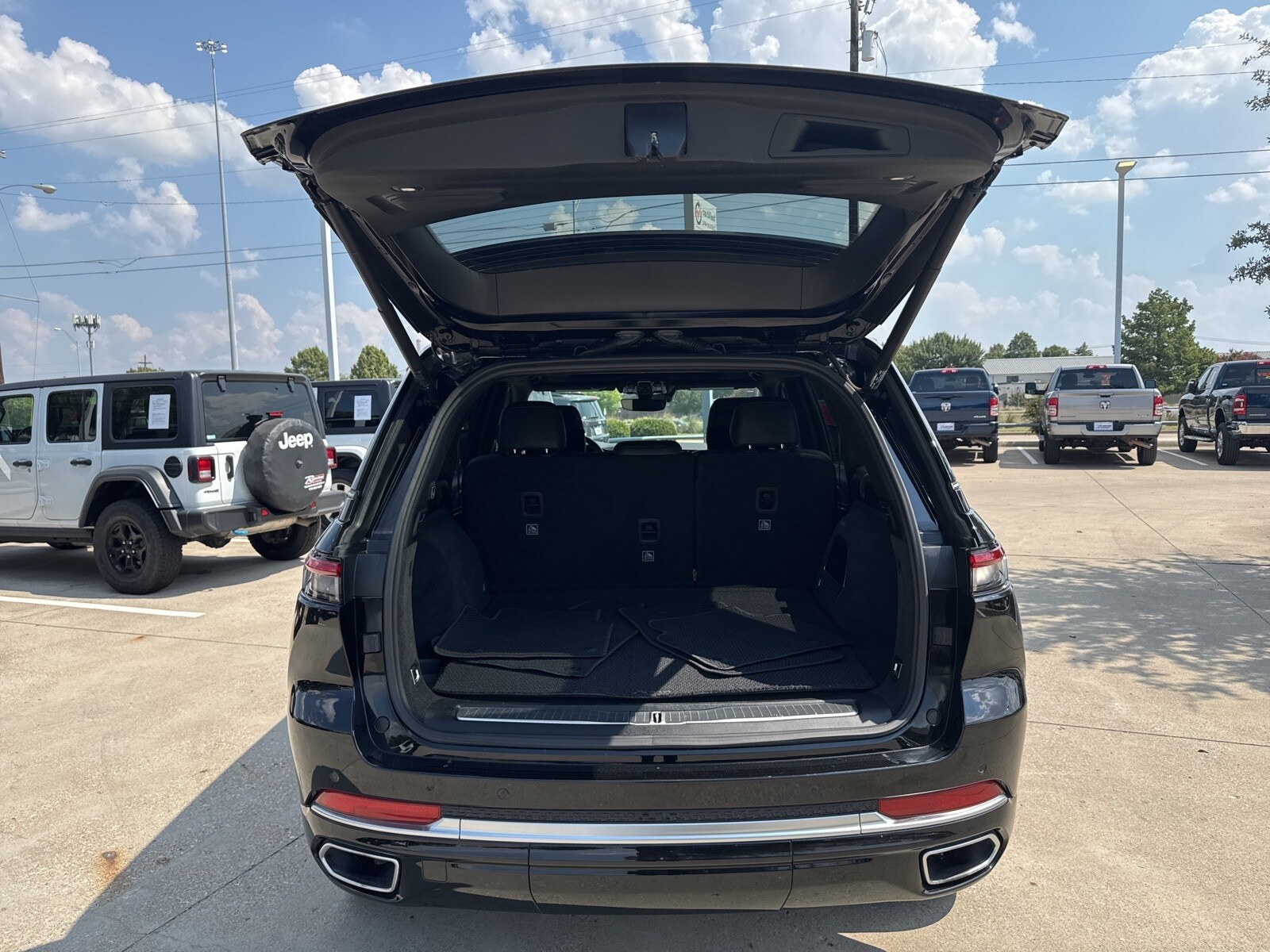 2023 Jeep Grand Cherokee Summit Reserve photo 4