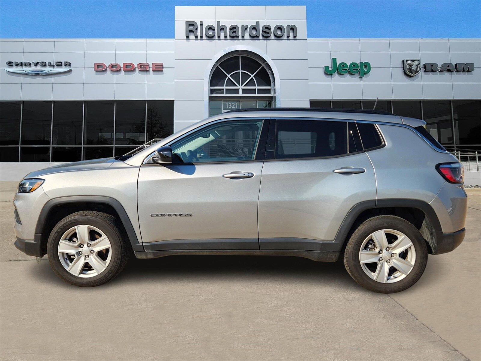 2022 Jeep Compass Latitude photo 2