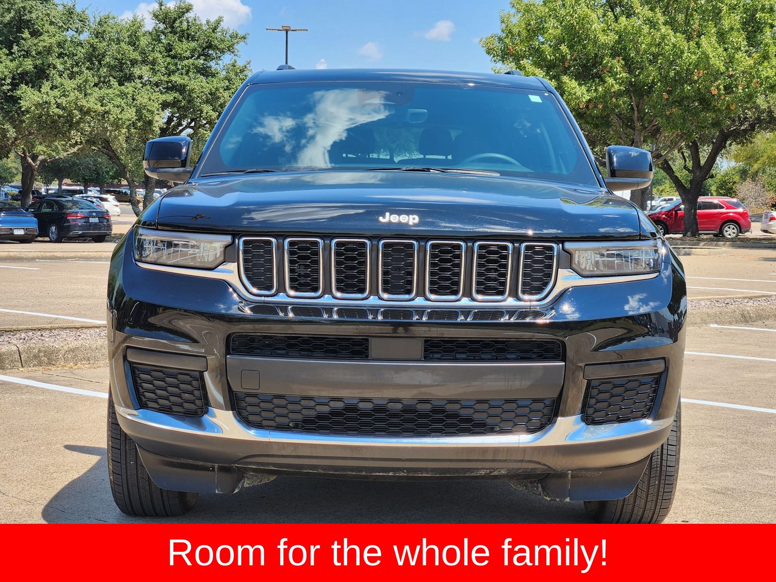 Used 2025 Diamond Black Crystal Pearlcoat Jeep Laredo image 7