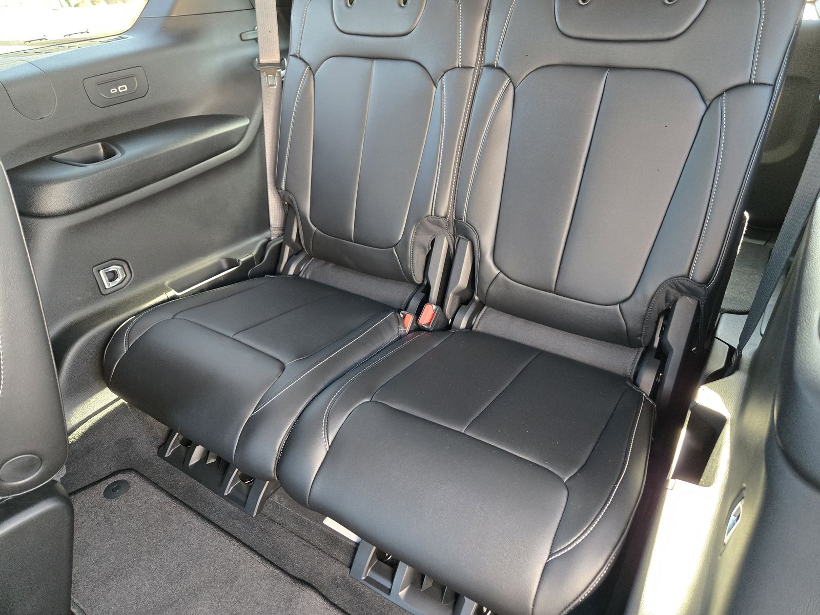 New 2025 Diamond Black Crystal Pearlcoat Jeep L LIMITED 4X4 image 30