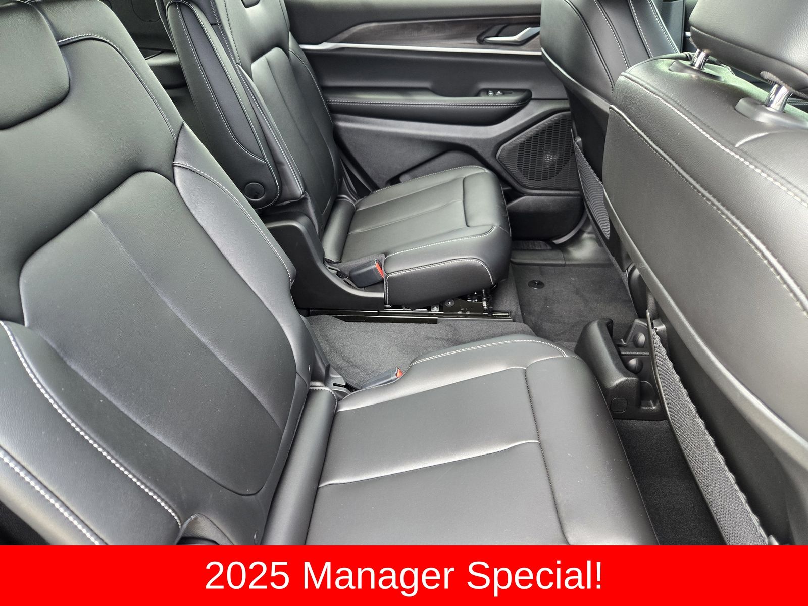 New 2025 Baltic Gray Jeep L LIMITED 4X4 image 37
