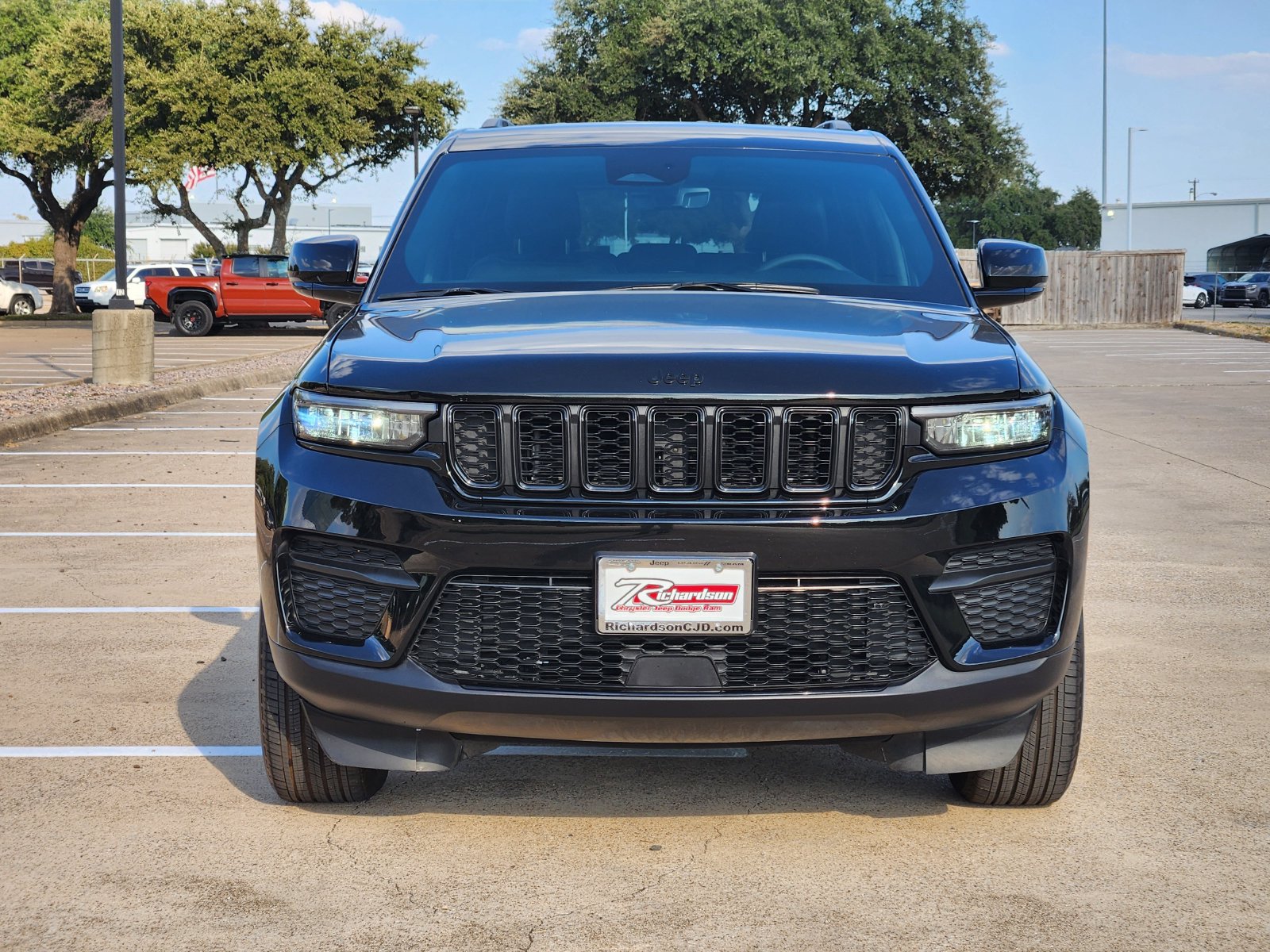Used 2025 Diamond Black Crystal Pearlcoat Jeep Laredo image 7
