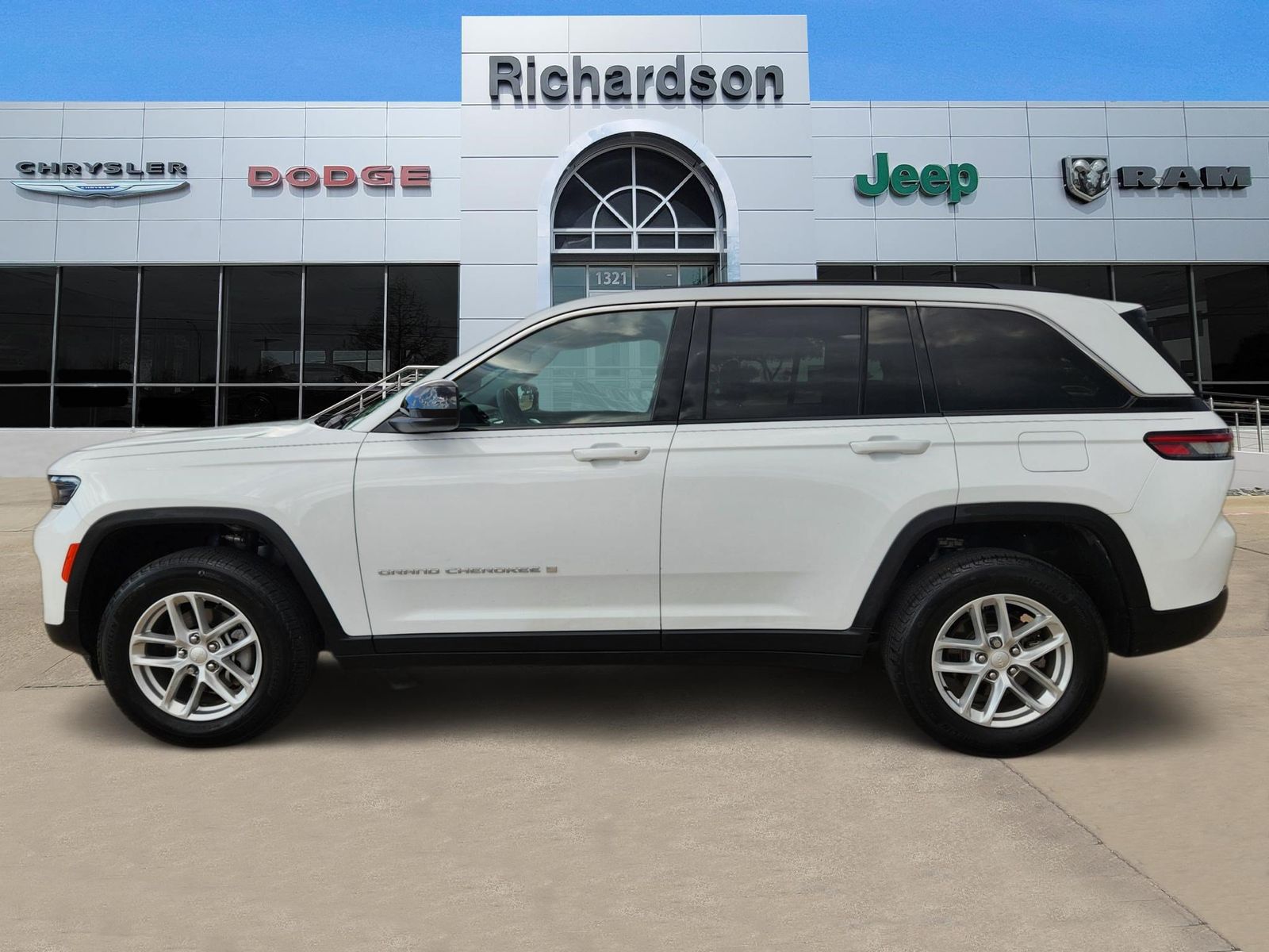 Used 2024 Bright White Clearcoat Jeep Laredo image 3
