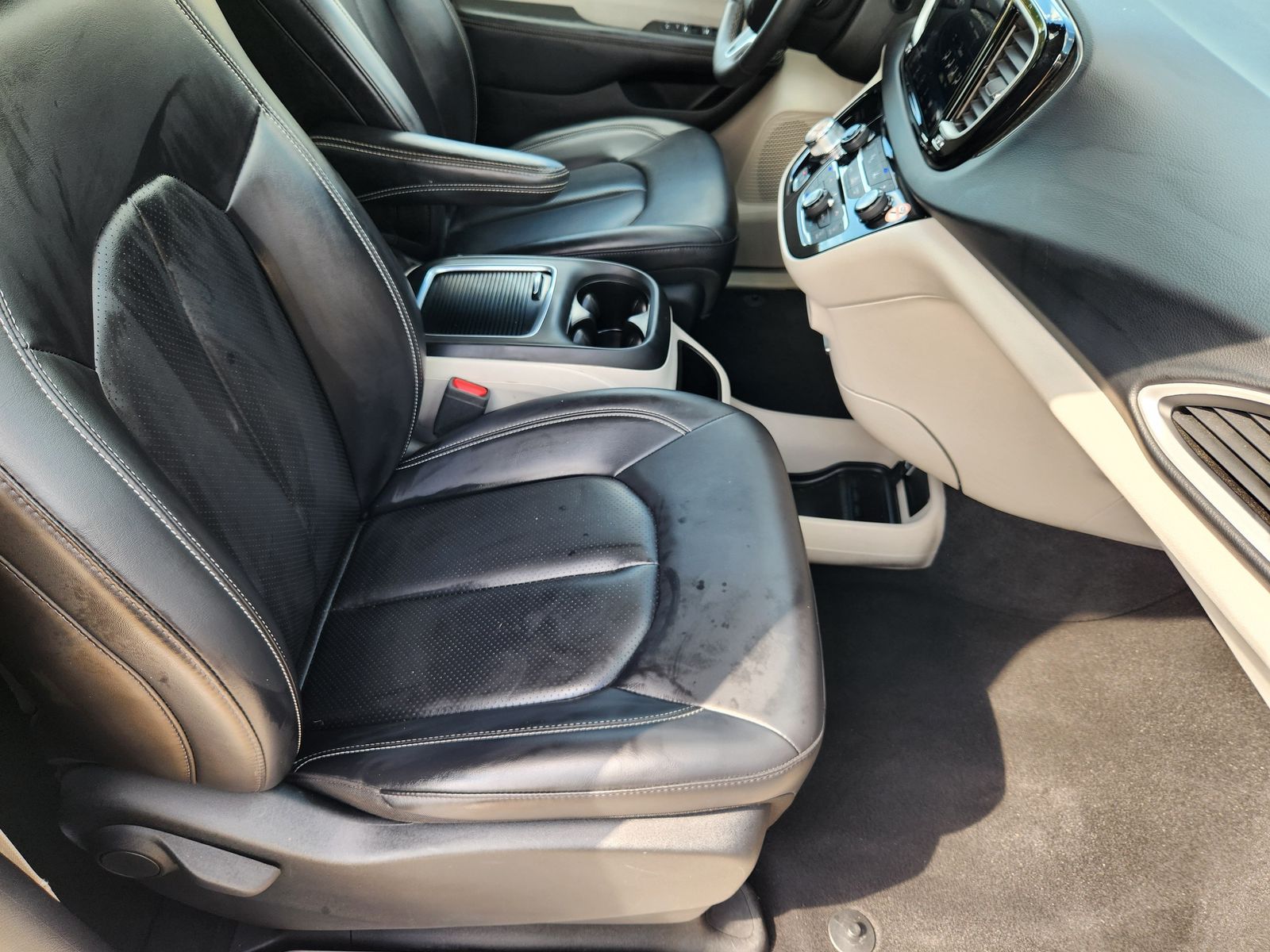 Used 2023 Silver Mist Chrysler Touring L image 21