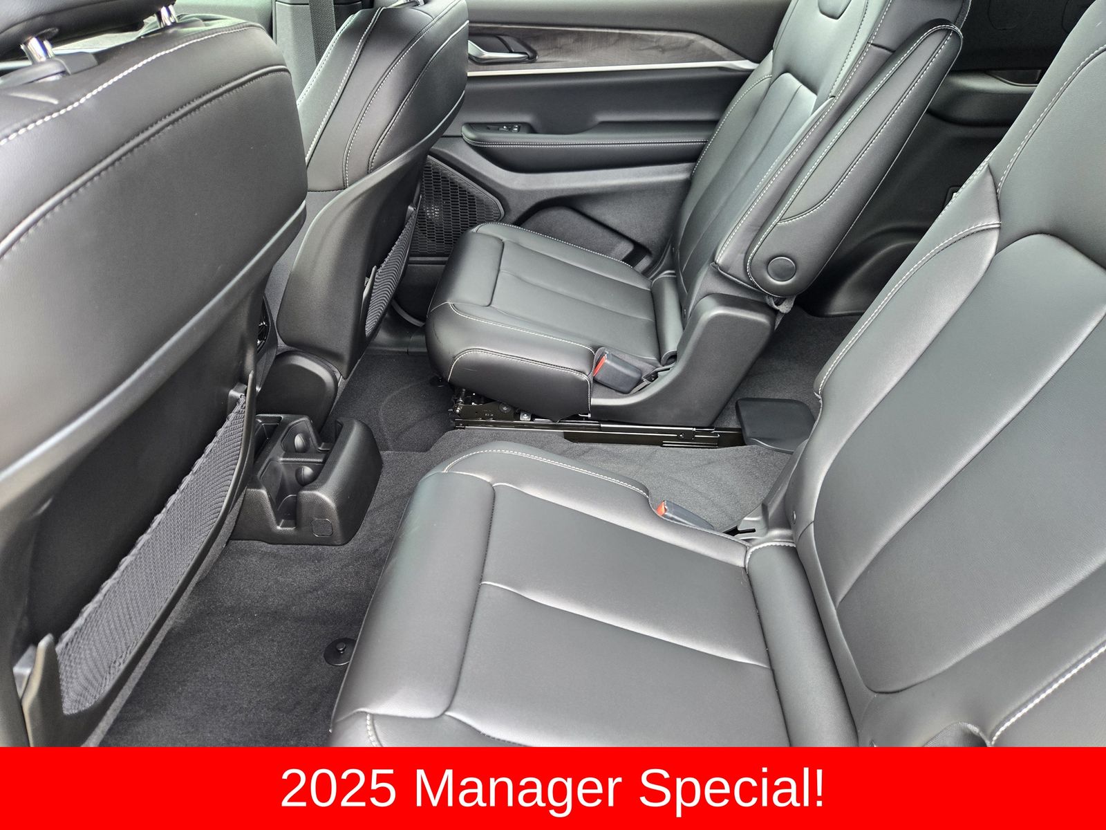 New 2025 Baltic Gray Jeep L LIMITED 4X4 image 36