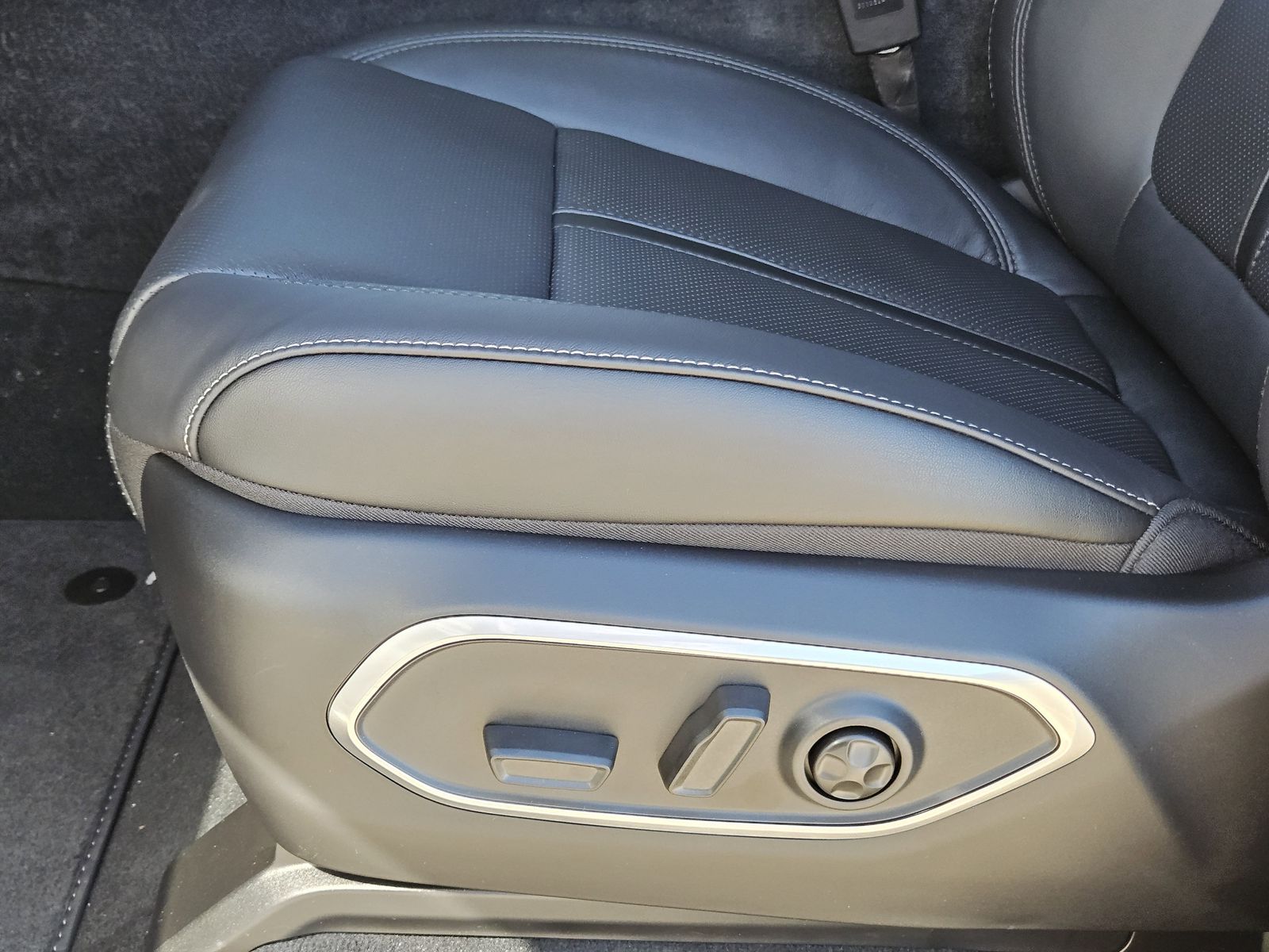 New 2025 Baltic Gray Jeep LIMITED 4X4 image 24